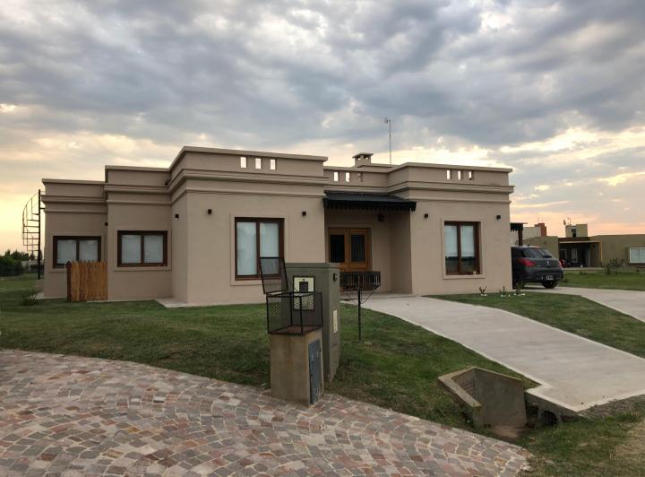 Casa · 145m² · 5 Ambientes · 2 Cocheras