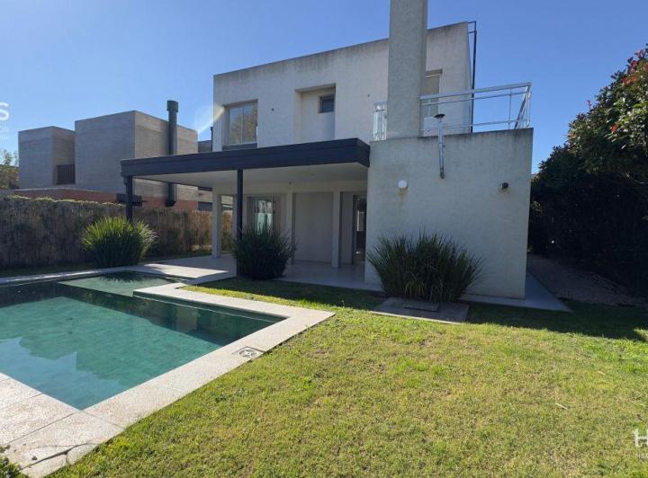 Casa · 230m² · 5 Ambientes · 1 Cochera