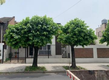Casa · 260m² · 4 Ambientes · 2 Cocheras · Casa en Venta en Ramos Mejia