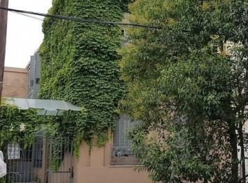 Casa de 6 ambientes, Lomas de Zamora · Casa Antigua en 2 Plantas con Espacio Verde Libre en El Contrafrente