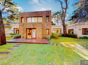 Casa de 5 ambientes, Cariló · Carilo, Situada a Pocas Cuadras de La Cancha de Golf de Carilo