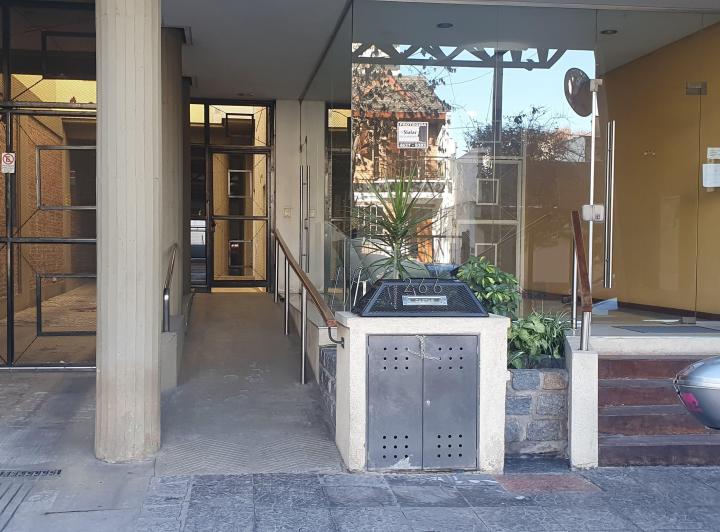 Excelente Semipiso de 3 Ambientes con Balcón y Terraza Propia de 60 m&sup2;