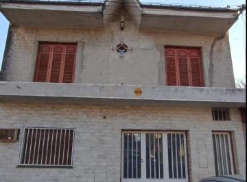 Casa · 164m² · 5 Ambientes · 1 Cochera · Venta: Casa 4 Dorm. con Patio y Cochera