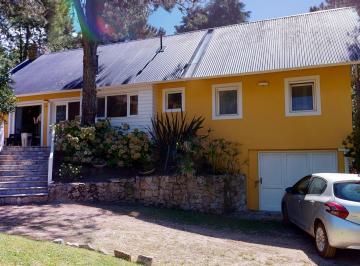Casa de 5 ambientes, Cariló · Carilo, Propiedad con Pileta Zona Bosque.