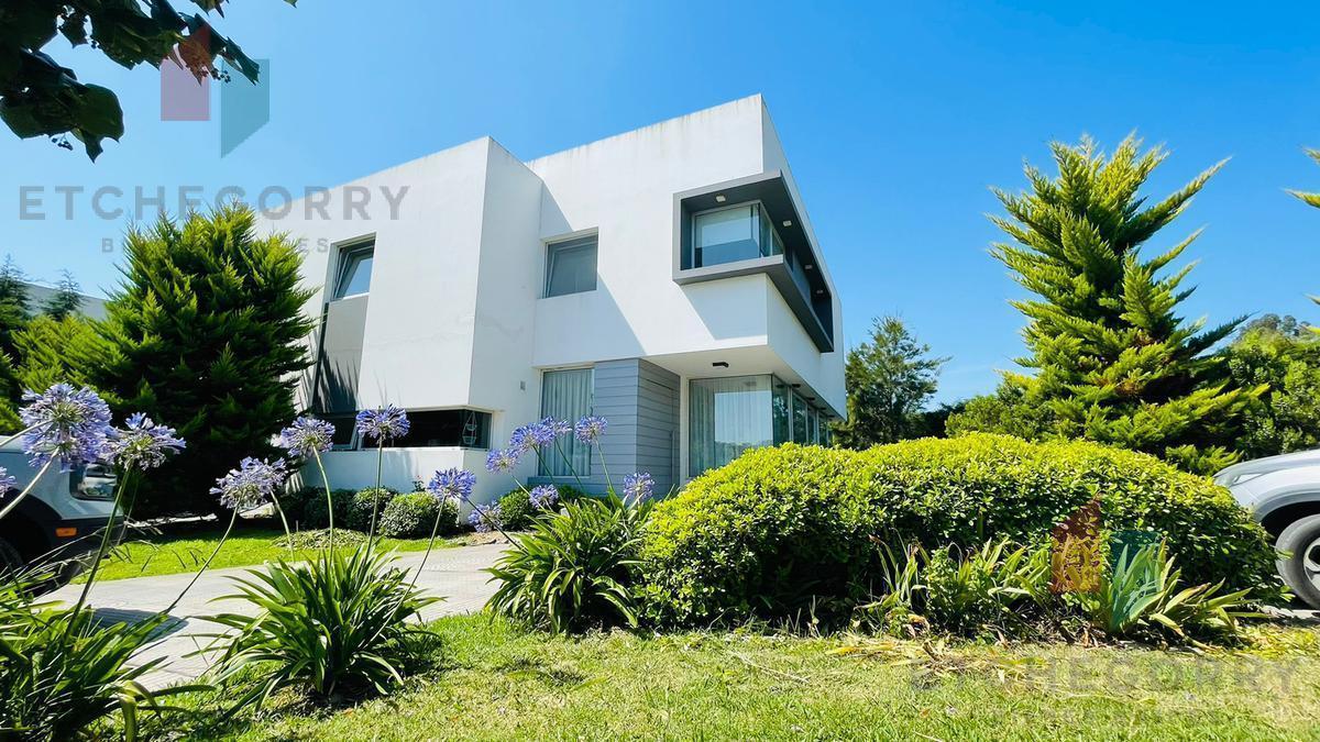 Casa de seis ambientes en Arenas del Sur, 280m² cubiertos