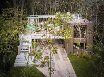 Casa · 320m² · 3 Ambientes · Casa Minimalista con Piscina y Rodeada del Bosque. (Cod - 372)