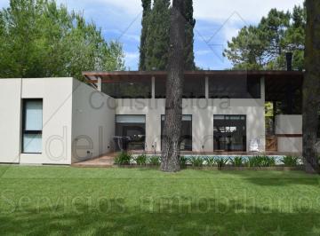 Casa · 143m² · 3 Ambientes · De Estilo Moderno Totalmente Cercada, en Una Sola Planta y con Piscina. (Cod - 251)