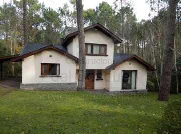Casa de 3 ambientes, Cariló · Chalet Confortable en Dos Plantas con Amplio Jardín. (Cod - 178)