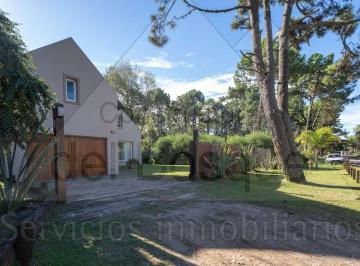 Casa de 4 ambientes, Cariló · Casa en Dos Plantas, Cercana Al Mar y Jardin Cercado. (Cod - 123)