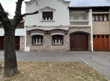 Casa · 260ha · 5 Ambientes · 1 Cochera · Casa en Av Belgrano