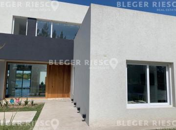 Casa · 225m² · 5 Ambientes · Casa en Alquiler Ubicado en Santa Teresa, Villanueva, Tigre