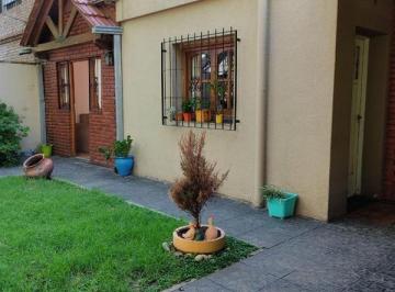 Casa · 89m² · 5 Ambientes · 1 Cochera · Casa en Venta, 3 Dorm. con Patio