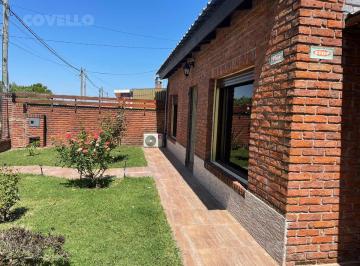 Casa · 400m² · 9 Ambientes · 1 Cochera · Casa en Carmelo, Amplio Patio con Piscina.