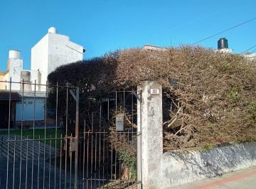 Casa · 290m² · 5 Ambientes · 1 Cochera · Casa en Excelente Ubicacion con Terreno!