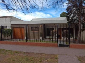 Casa · 190m² · 6 Ambientes · 1 Cochera · Casa - Alquiler o Venta - Acepta Permuta por 50% del Valor Depto en Capital o Adrogue