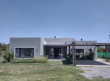 Casa · 1400m² · 5 Ambientes · 2 Cocheras · Casa en Venta en Chacras del Ocho