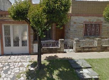 Casa · 230m² · 5 Ambientes · 3 Cocheras · Nuevo Precio - Casa - 4 ½ Amb - Lote 10x40 - Extenso Fondo Libre - a Remodelar