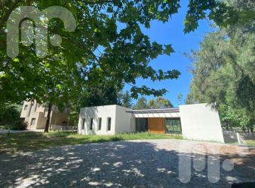 Casa · 263m² · 5 Ambientes · Casa Venta 4 Dorm. en Miralagos