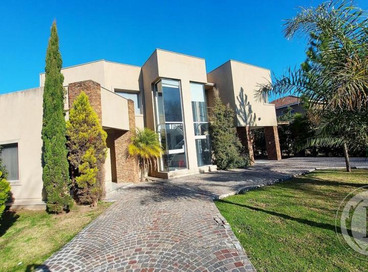 Casa · 296m² · 4 Ambientes · 1 Cochera
