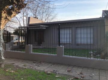 Casa · 144m² · 3 Ambientes · 1 Cochera · Casa a La Venta