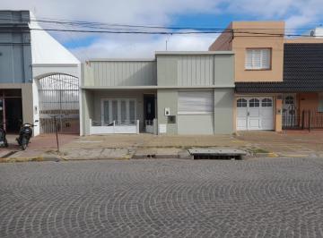 Casa · 204m² · 6 Ambientes · 1 Cochera · Casa - Castellanos