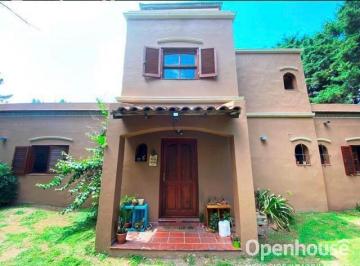 Casa · 205m² · 4 Ambientes · 1 Cochera · Venta Hermosa Casa en Barrio Parque Irizar