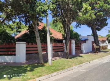 Casa · 150m² · 4 Ambientes · 2 Cocheras · Excelente Chalet de 4 Amb - Todos Los Servicios!