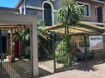 Casa de 5 ambientes, Lanús · Hermosa Casa en Venta - 4 Dorm., Entrada Vehículo, Fondo con Pileta