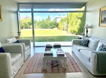 Casa · 160m² · 4 Ambientes · 3 Cocheras · Casa en Venta 5 Amb en Santa Teresa, Villanueva.