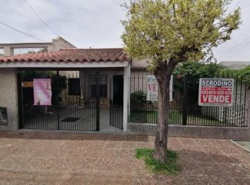 Casa · 170m² · 4 Ambientes · 1 Cochera · Chalet de Tres Ambientes y Dependencias Muy Bien Ubicado