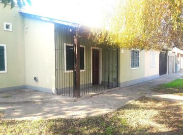 Casa · 80m² · 4 Ambientes · 1 Cochera · Ecuador Bis 400, Casa de 3 Dorm., Patio, Cochera.