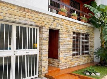 Casa · 140m² · 4 Ambientes · 1 Cochera · Casa - Banfield
