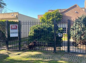 Casa · 200m² · 4 Dormitorios · 5 Cocheras · Casa con Local en Zona Polideportivo, Luján