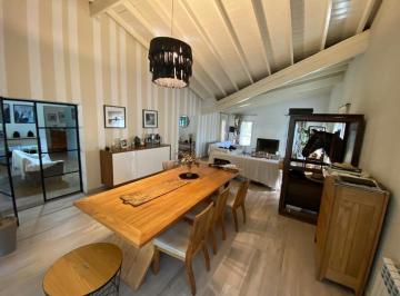 Casa · 200m² · 4 Ambientes · 4 Cocheras · Linda Casa, Totalmente Modernizada, en Venta. Parque Leloir