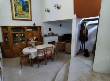Casa · 310m² · 3 Dormitorios · 1 Cochera · Crespo 1025