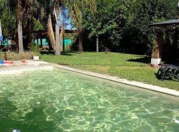 Pileta y jardín · Casa en Roldan Clásico