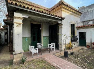 Casa · 204m² · 5 Ambientes · 1 Cochera · Manuel Castro 1290 Esq. Larroque, Banfield - Casa Corte Antiguo, a Reciclar