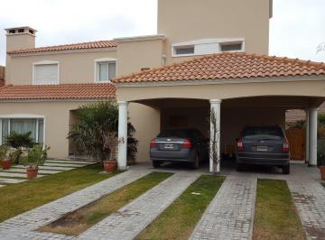 Casa de 7 ambientes, Neuquén · Apta a Crédito Hipotecario - B° Comahue Golf Club