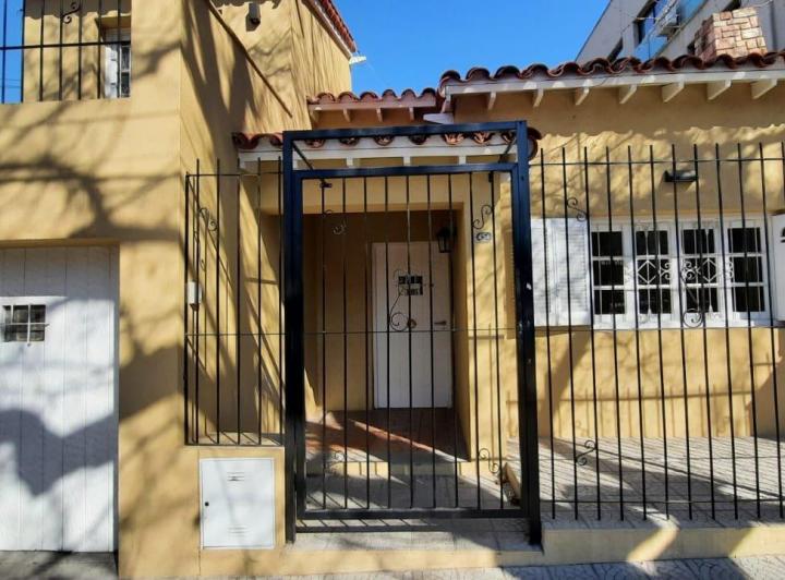 Casa · 100m² · 8 Ambientes · 1 Cochera