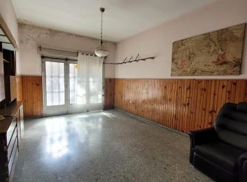 Cochera · Echesortu. Pasaje Zavalla 3949. Casa Dos Dorm. con Patio y Quincho.