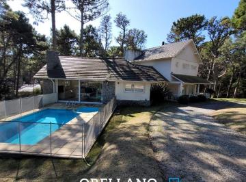 Casa · 287m² · 4 Dormitorios · Casa con Piscina a m del Mar en Carilo Sobre Lote de 1180 m²