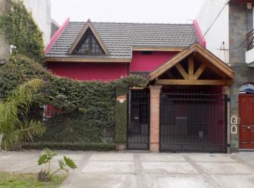 Casa · 100m² · 4 Ambientes · 1 Cochera · Chalet de 4 Ambientes Desarrollado en 2 Plantas. Excelente Estado.