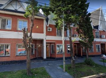 Casa · 120m² · 5 Ambientes · 2 Cocheras · Hermoso Triplex, 4 Dorm., Dos Cocheras, Permuta por Departamento 2 o 3 Ambientes.