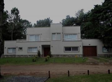 Casa de 5 ambientes, Cariló · Moderna Casa a Pasos del Golf