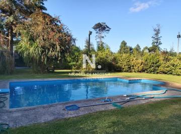 Foto1 · Hermosa Casa en Venta en Beverly Hills de 5 Dorm. con Piscina y Parrillero