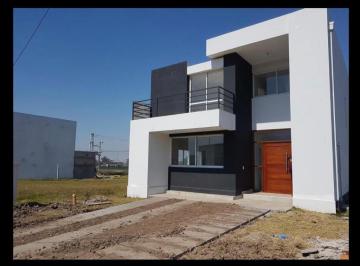 Casa · 210m² · 4 Ambientes · 1 Cochera · Casa - Los Nogales