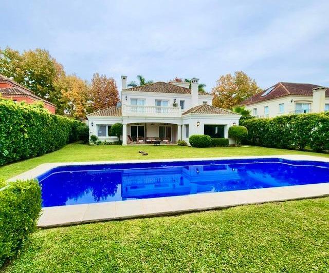 Casa · 310m² · 6 Ambientes · 2 Cocheras