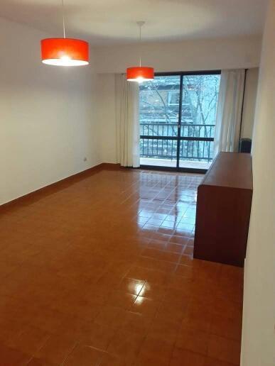 Amplio living comedor con salida al balcon, baño completo, cocina comedor con lavadero cubierto, dormitorio con placard.