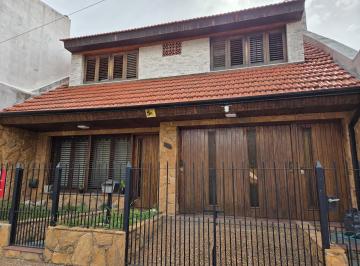 Casa · 160m² · 4 Ambientes · 1 Cochera · Buen Chalet 4 Amb C/garage y Fondo Libre!