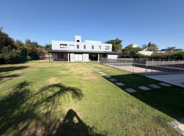 Casa · 380m² · 4 Ambientes · 2 Cocheras · Casa en Venta Greenville con Quincho, Pileta Climatizada